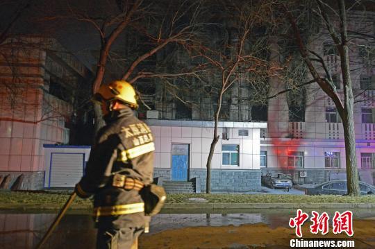 消防员在事故现场灭火。　武俊杰 摄